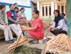 Anyaman Bambu Cikiray, UMKM Rumahan yang Menopang Ratusan Keluarga di Salawu