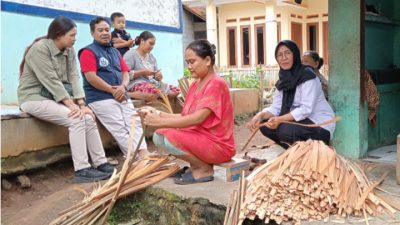 Anyaman Bambu Cikiray, UMKM Rumahan yang Menopang Ratusan Keluarga di Salawu